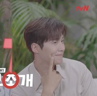 Saat ditanyakan kesamaan karakternya, Kim Seon Ho dan Shin Min Ah kompak menjawab lesung pipi. Pasangan Hometown Cha Cha Cha itu sama-sama punya lesung pipi di sebelah kanan. Foto: dok. tvN