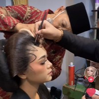 Irma yang menjadi MUA sejak 2016 itu menyebutkan kondisi rambut pengantin yang mengembang. Pengantin itu menikah pada 3 Juni 2021, memakai riasan adat Solo putri. Rambutnya mengembang itu proses sanggul karena disasak, pungkasnya. Foto: Dok. Tangkap layar akun TikTok @makeupbyiirma.