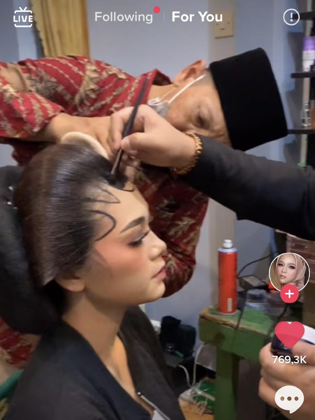 Irma yang menjadi MUA sejak 2016 itu menyebutkan kondisi rambut pengantin yang mengembang. Pengantin itu menikah pada 3 Juni 2021, memakai riasan adat Solo putri. Rambutnya mengembang itu proses sanggul karena disasak, pungkasnya. Foto: Dok. Tangkap layar akun TikTok @makeupbyiirma.
