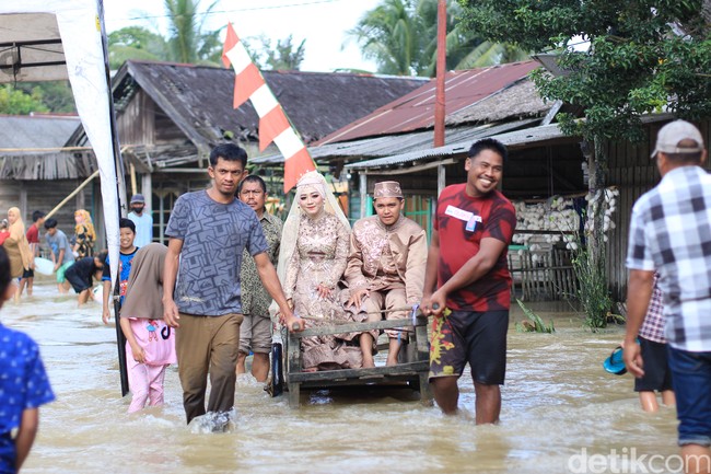 Pemotretan pengantin yang dilakukan di air banjir itu sempat membuat warganet bertanya-tanya. Ada yang khawatir dengan gaun pengantin karena terpapar air banjir. Menurut Hasbi, pihak MUA @ahda_rias_pengantin_ dan @isahkitty yang menyewakan gaun pengantin tersebut tak mempermasalahkannya. MUA juga mengizinkan buat foto konsep di air kayak gitu. Nggak ada keluhan sama sekali kalau MUA si, kemarin katanya nggak masalah soalnya kan gaun sama warna airnya sama jadi kalau kotor katanya nggak bakal, jelas Hasbi. Foto: Dok/@manday_presto.