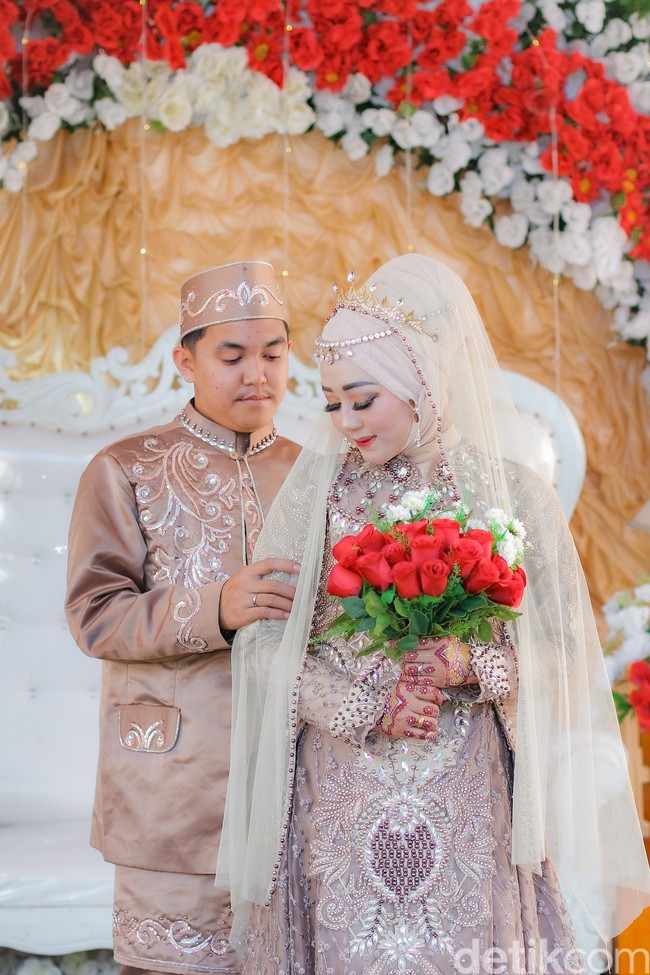 Ketika videonya soal foto pernikahan di tengah banjir viral, Hasbi mengaku tidak menyangka.Hasbi juga senang soalnya pertama kali juga dimintain foto konsep kayak gitu, nggak menyangka si bakal viral videonya di TikTok, senang lihat klien kalau senang juga, pungkasnya dengan ramah. Foto: Dok/@manday_presto.