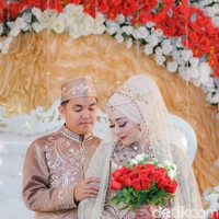 Ketika videonya soal foto pernikahan di tengah banjir viral, Hasbi mengaku tidak menyangka.Hasbi juga senang soalnya pertama kali juga dimintain foto konsep kayak gitu, nggak menyangka si bakal viral videonya di TikTok, senang lihat klien kalau senang juga, pungkasnya dengan ramah. Foto: Dok/@manday_presto.