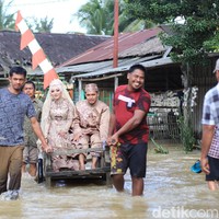 Pemotretan pengantin yang dilakukan di air banjir itu sempat membuat warganet bertanya-tanya. Ada yang khawatir dengan gaun pengantin karena terpapar air banjir. Menurut Hasbi, pihak MUA @ahda_rias_pengantin_ dan @isahkitty yang menyewakan gaun pengantin tersebut tak mempermasalahkannya. MUA juga mengizinkan buat foto konsep di air kayak gitu. Nggak ada keluhan sama sekali kalau MUA si, kemarin katanya nggak masalah soalnya kan gaun sama warna airnya sama jadi kalau kotor katanya nggak bakal, jelas Hasbi. Foto: Dok/@manday_presto.