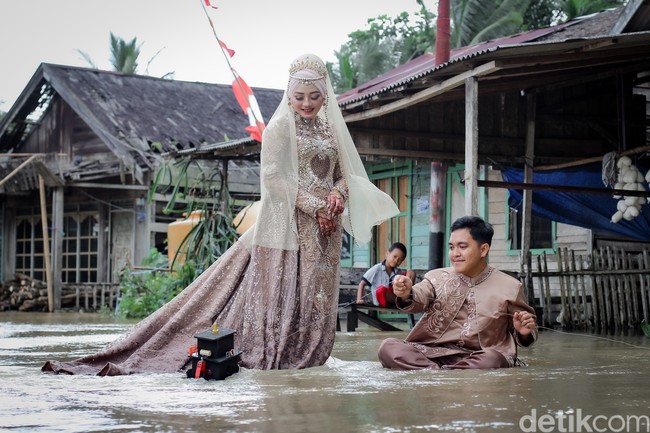 Hasbi menuturkan jika banjir datang secara tiba-tiba. Sebelum hari-H pernikahan hujan turun terus menerus selama beberapa hari. Dan malam harinya Hasbi yang sudah dikontak pengantin sejak pertengahan 2021, bertanya ke keluarga mempelai apakah pernikahan tetap digelar atau tidak. Lalu keluarga mempelai menjawab memutuskan untuk melanjutkan acara.  Foto: Dok/@manday_presto.