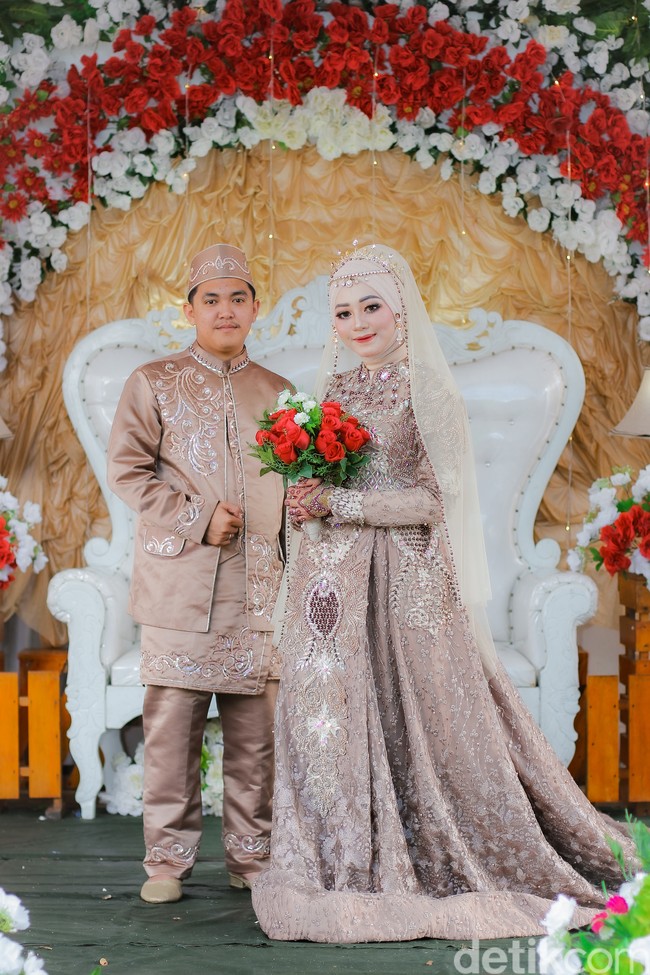 Mengenai foto pernikahan di tengah banjir, fotografer 22 tahun mengatakan pengantin lah yang meminta melakukan sesi foto tersebut. Kalau dilihat Alhamdulillah pengantin bahagia aja. Terus banyak yang support dari warga sekitar. Bakal jadi sejarah katanya yang kayak gini dan juga malah manten yang minta request foto konsep di air, ungkapnya.  Foto: Dok/@manday_presto.