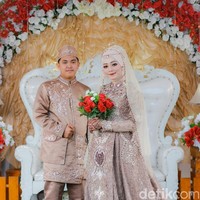 Mengenai foto pernikahan di tengah banjir, fotografer 22 tahun mengatakan pengantin lah yang meminta melakukan sesi foto tersebut. Kalau dilihat Alhamdulillah pengantin bahagia aja. Terus banyak yang support dari warga sekitar. Bakal jadi sejarah katanya yang kayak gini dan juga malah manten yang minta request foto konsep di air, ungkapnya.  Foto: Dok/@manday_presto.