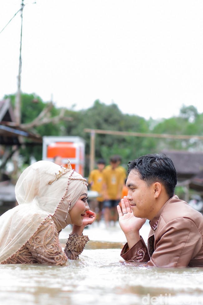 Pada hari-H pernikahan menrut Hasbis, banjir sudah tidak terlalu tinggi alias surut. Namun kedua mempelai diangkut dengan gerobak menuju lokasi pelaminan.  Foto: Dok/@manday_presto.
