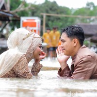 Pada hari-H pernikahan menrut Hasbis, banjir sudah tidak terlalu tinggi alias surut. Namun kedua mempelai diangkut dengan gerobak menuju lokasi pelaminan.  Foto: Dok/@manday_presto.