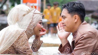 10 Potret Pengantin Viral Sesi Foto di Tengah Banjir, Ini Fakta Sebenarnya