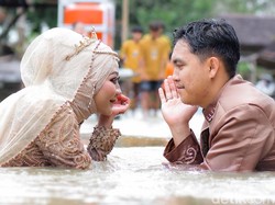 10 Potret Pengantin Viral Sesi Foto di Tengah Banjir, Ini Fakta Sebenarnya