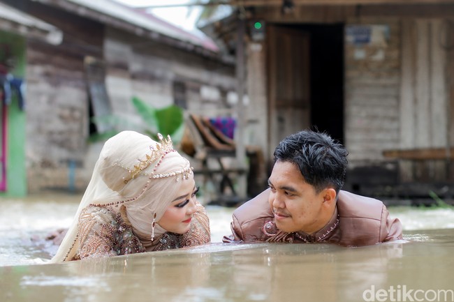 Ia sendiri mengaku terkejut ketika harus mengabadikan momen pengantin di tengah banjir. Agak kaget sih pertama tahu kondisi banjir. Kan banjirnya dadakan. Takut kamera aja jatuh ke air, kata Hasbi kepada Wolipop, Rabu (25/8/2021). Foto: Dok/@manday_presto.