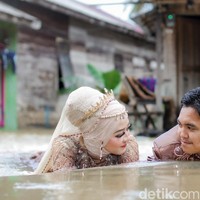 Ia sendiri mengaku terkejut ketika harus mengabadikan momen pengantin di tengah banjir. Agak kaget sih pertama tahu kondisi banjir. Kan banjirnya dadakan. Takut kamera aja jatuh ke air, kata Hasbi kepada Wolipop, Rabu (25/8/2021). Foto: Dok/@manday_presto.