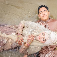 Foto wedding pas banjir wk. Jadi ceritanya klien kami kebanjiran. Katanya mau foto konsep di air. Sorry jelek soalnya masih newbie. Banyak bocor juga karena banyak orang, tulis akun TikTok @pengengakinsecure. Foto: Dok/@manday_presto.