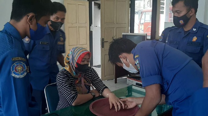 Kisah Wanita Berhijab Lepas Cincin dibantu petugas PMK