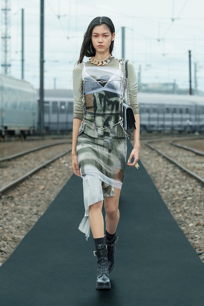 Fashion show koleksi busana terbaru Givenchy Resort 2022. Foto: dok. Courtesy of Givenchy