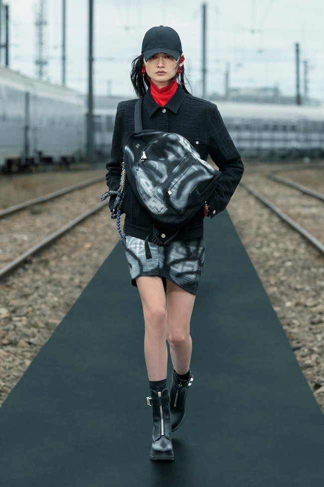 Fashion show koleksi busana terbaru Givenchy Resort 2022. Foto: dok. Courtesy of Givenchy