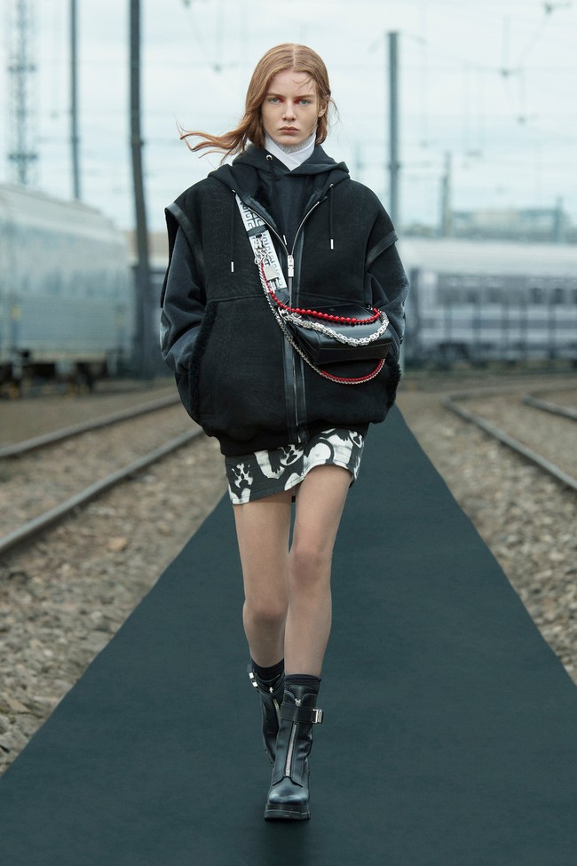 Fashion show koleksi busana terbaru Givenchy Resort 2022. Foto: dok. Courtesy of Givenchy