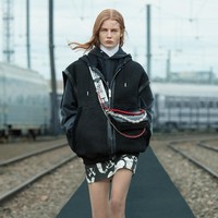 Fashion show koleksi busana terbaru Givenchy Resort 2022. Foto: dok. Courtesy of Givenchy
