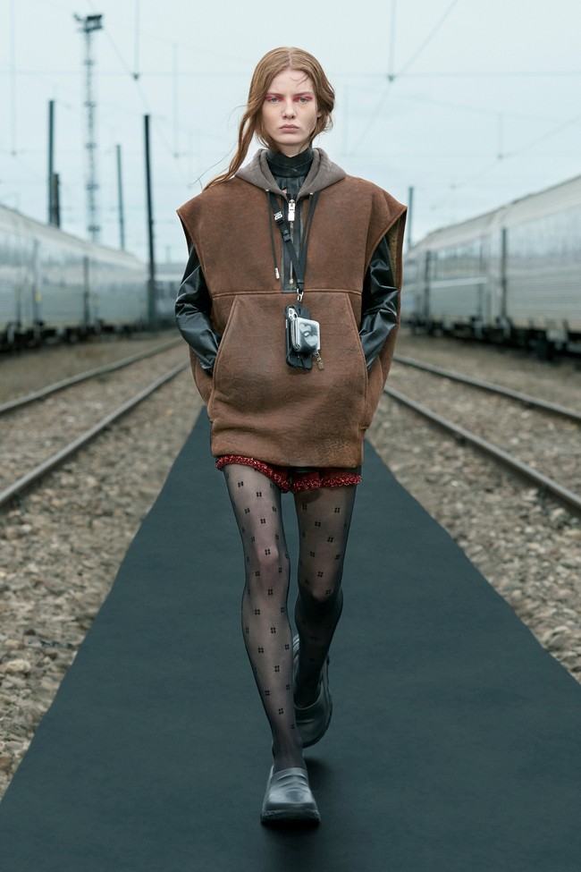 Fashion show koleksi busana terbaru Givenchy Resort 2022. Foto: dok. Courtesy of Givenchy