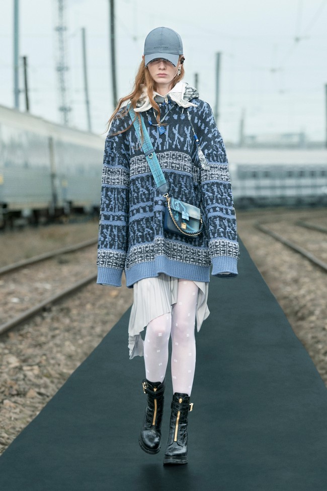 Fashion show koleksi busana terbaru Givenchy Resort 2022. Foto: dok. Courtesy of Givenchy