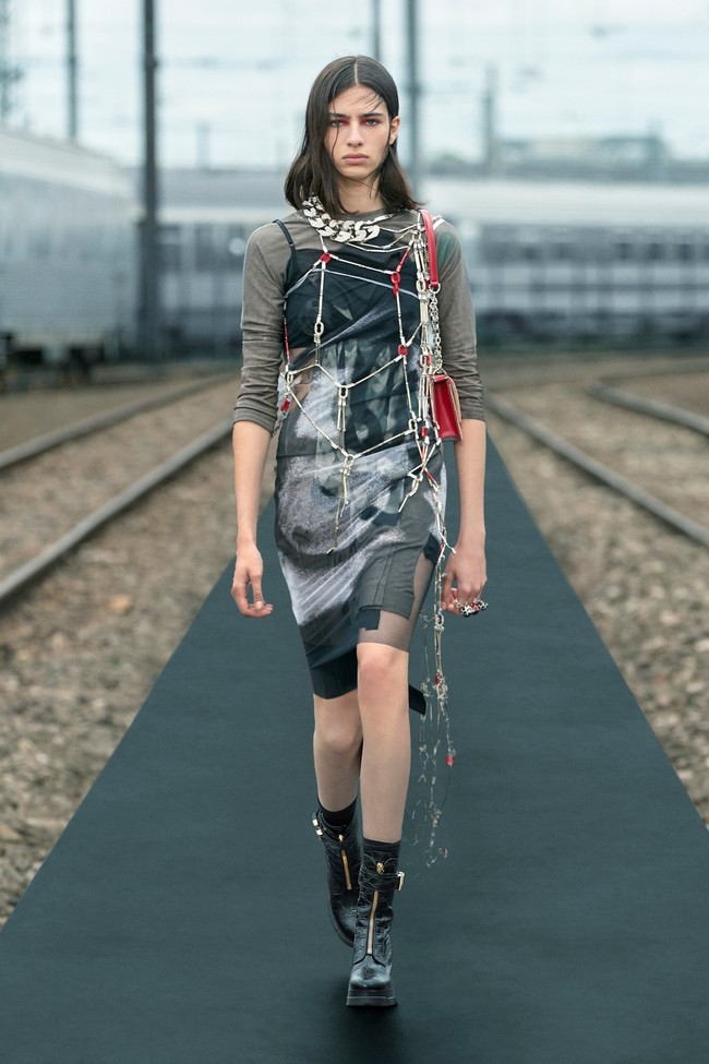 Fashion show koleksi busana terbaru Givenchy Resort 2022. Foto: dok. Courtesy of Givenchy