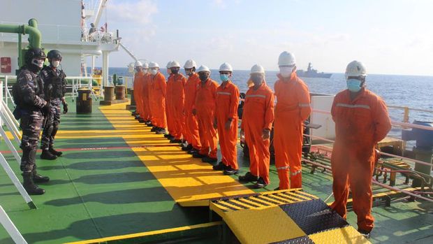 KRI John Lie-358 menangkap kapal tanker MT Strovolos karena melanggar wilayah teritorial di perairan Kepri. Tanker itu juga buronan Kamboja. (dok Koarmada I)