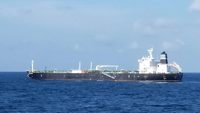 KRI John Lie-358 menangkap kapal tanker MT Strovolos karena melanggar wilayah teritorial di perairan Kepri. Tanker itu juga buronan Kamboja. (dok Koarmada I)