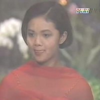 Saat mengikuti ajang pencarian bakat tersebut Krisdayanti masih berusia 17 tahun. Kala itu Krisdayanti memilih gaya rambut pendek sebahu. Bagaimana menurutmu penampilannya? Foto: YouTube/ferdyan dalani