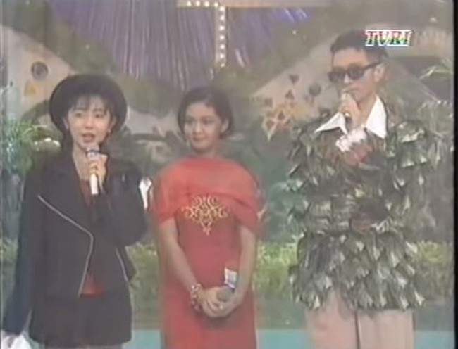 Dengan mengenakan gaun berwarna merah, Krisdayanti tampil membawakan lagu Learning From Love di hadapan ketiga dewan juri. Penampilannya tersebut yang kemudian mampu menarik perhatian dan membawanya keluar sebagai juara. Foto: YouTube/ferdyan dalani