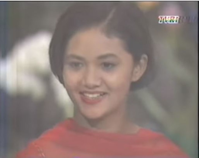 Penampilan Krisdayanti saat muda memang terlihat sedikit berbeda dan bikin pangling. Krisdayanti sendiri kini lebih memilih untuk memanjangkan rambutnya. Foto: YouTube/ferdyan dalani