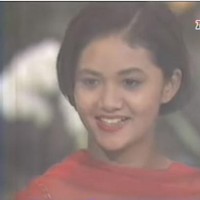 Penampilan Krisdayanti saat muda memang terlihat sedikit berbeda dan bikin pangling. Krisdayanti sendiri kini lebih memilih untuk memanjangkan rambutnya. Foto: YouTube/ferdyan dalani