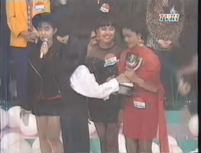 Kemenangan Krisdayanti disusul dengan Dewi Gita yang menempati posisi kedua. Perbedaan skor keduanya pun cukup tipis, Krisdayanti mendapat skor 96, sedangkan Dewi Gita 93. Foto: YouTube/ferdyan dalani