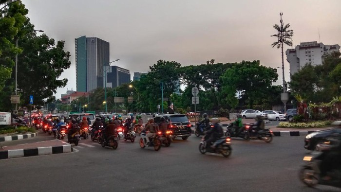 Lalin dari Mampang ke Rasuna Said, Kamis (26/8/2021) sore terpantau ramai lancar (Annisa/detikcom)
