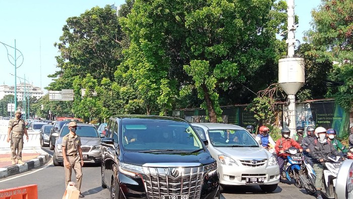Lalin dari Mampang ke Rasuna Said macet karena ada pemeriksaan ganjil genap (Annisa/detikcom)
