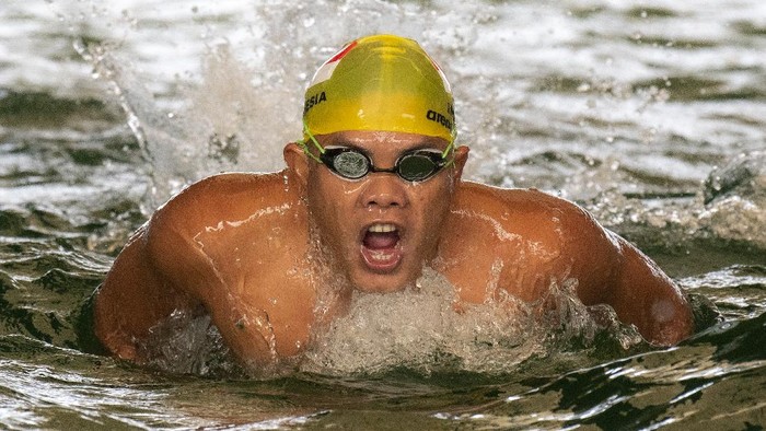 Atlet renang National Paralympic Committe (NPC) Sumatera Selatan berlatih di Jakabaring Aquatic Stadium, Jakabaring Sport City (JSC), Palembang, Sumatera Selatan, Kamis (26/8/2021). National Paralympic Committe (NPC) Sumatera Selatan menurunkan 18 orang atlet dan menargetkan enam medali emas pada Pekan Paralimpik Nasional (Peparnas) XVI di PAPUA pada November 2021. ANTARA FOTO/Nova Wahyudi