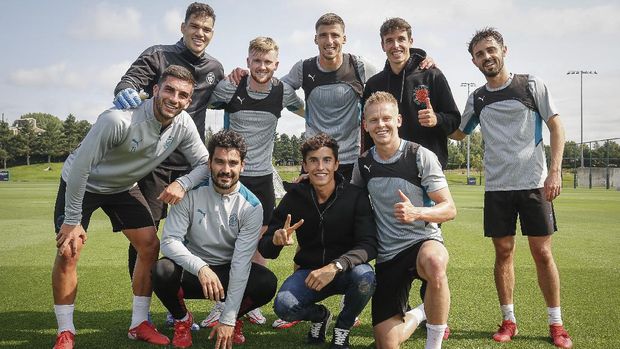 Marc Marquez dan Alex Marquez berpose dengan para pemain Manchester City di Markas Manchester City jelang MotoGP Inggris 2021.