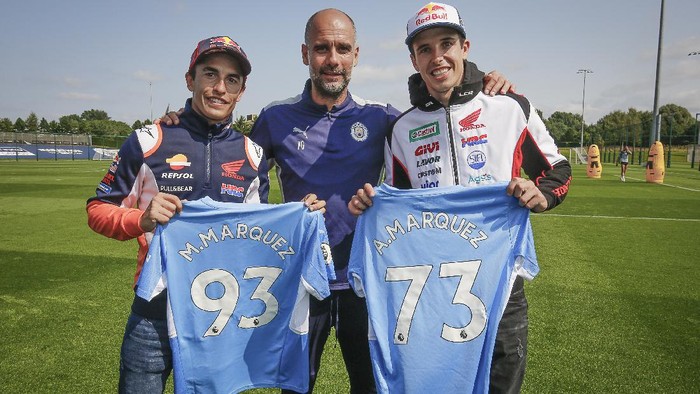 Marc Marquez dan Alex Marquez foto bersama Pep Guardiola di Markas Manchester City jelang MotoGP Inggris 2021.