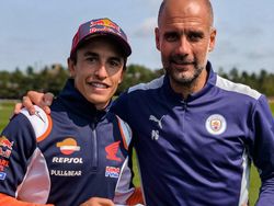 Saat Marc Marquez Nimbrung di Latihan Manchester City