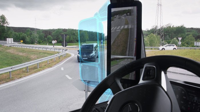 MirrorCam pengganti kaca spion konvensional di truk Mercedes-Benz Actros
