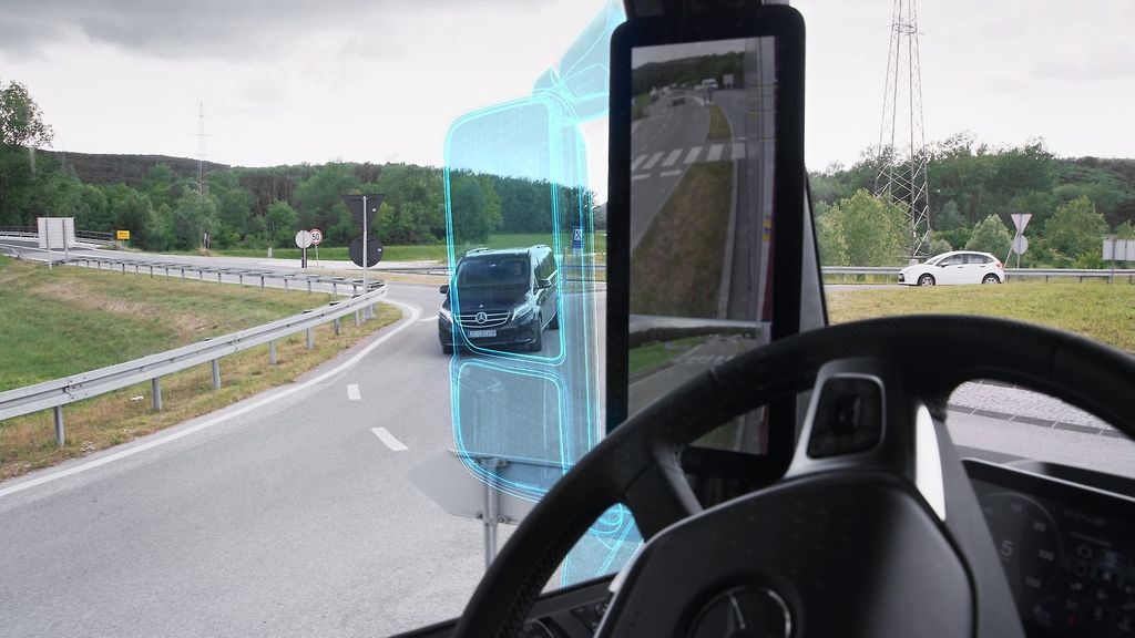 MirrorCam pengganti kaca spion konvensional di truk Mercedes-Benz Actros