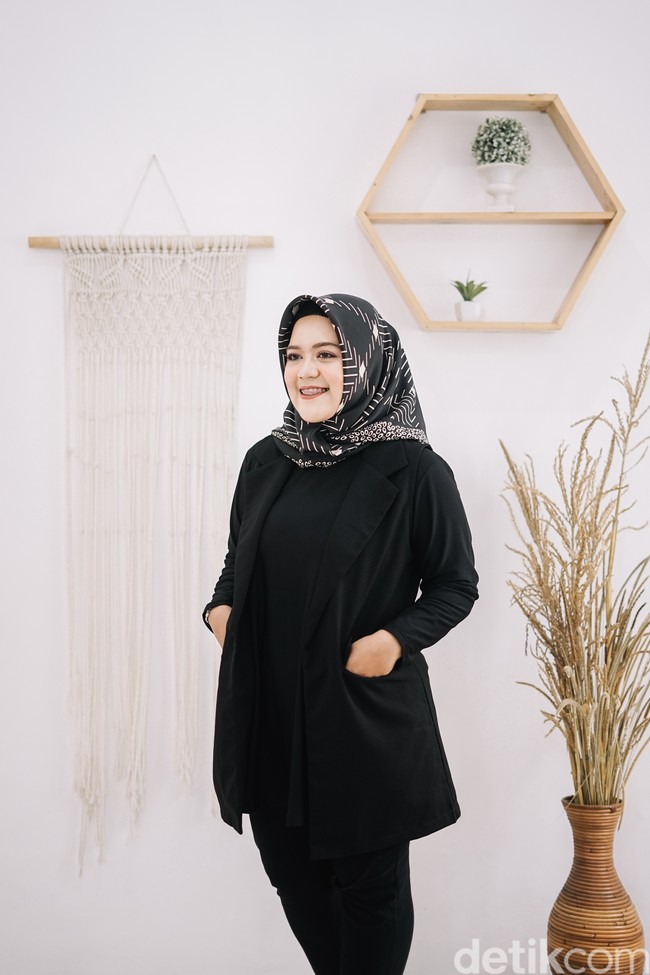 Waktu awal mulai makeup si biasa aja seperti biasanya. Lalu ada bau dupa. Terus tim kami videoin seperti di TikTok itu. Kalau nggak keramas 7 hari itu kita nggak tahu pastinya takut salah tafsir, ungkap Irma. Foto: Dok. Irma Elsa Putri.