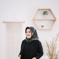 Waktu awal mulai makeup si biasa aja seperti biasanya. Lalu ada bau dupa. Terus tim kami videoin seperti di TikTok itu. Kalau nggak keramas 7 hari itu kita nggak tahu pastinya takut salah tafsir, ungkap Irma. Foto: Dok. Irma Elsa Putri.
