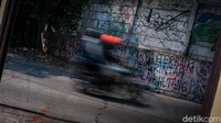  Fenomena mural-mural di kota-kota besar Indonesia yang dihapus aparat menjadi peristiwa yang tak mengenakkan bagi para seniman. 