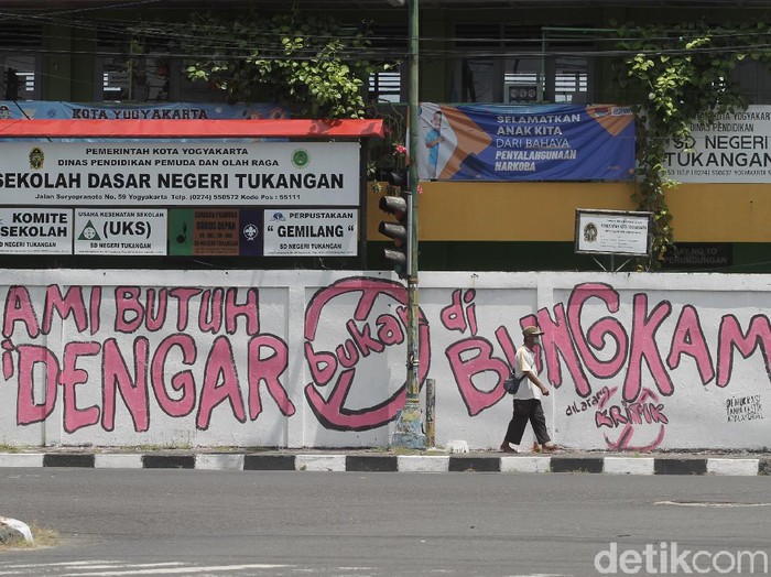 Lomba mural Gejayan Memanggil sebagai bentuk respon kondisi sosial terus bermunculan di Yogyakarta. Ini salah satunya!
