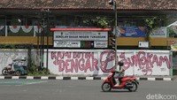 Bagaimana cara ikut berpartisipasi dalam lomba ini? Gejayan Memanggil menyampaikan para peserta bisa mengikuti lomba dengan karya yang diunggah di akun masing-masing peserta. Kemudian peserta harus mengirimkan pesan konfirmasi via Direct Message dengan kode Lomba Dibungkam.
