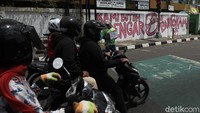 Karya seni yang masuk akan diseleksi oleh tim dewan juri dengan syarat keberanian konten, menggambarkan semangat perlawanan, diapresiasi rakyat, dan tidak mengandung unsur SARA. Karya yang berhasil cepat dihapus oleh aparat menjadi nilai lebih bagi penilaian juri.