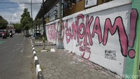 Sejauh ini, Mimin mengungkapkan sudah banyak karya mural yang dihapus aparat setempat. Dalam postingan highlight story Instagram @gejayanmemanggil mural yang sudah dihapus seperti di Semarang, Malang, Pemalang, dan Tangerang.