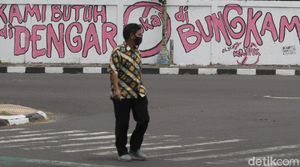 Mural Gejayan Memanggil Mejeng di Simpang Empat Gayam