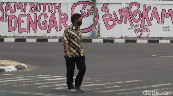 Mural Gejayan Memanggil Mejeng di Simpang Empat Gayam Lomba mural 'Gejayan Memanggil' sebagai bentuk respon kondisi sosial terus bermunculan di Yogyakarta. Ini salah satunya!