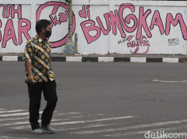 Mural Gejayan Memanggil Mejeng di Simpang Empat Gayam